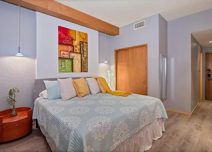 Couples Getaway - Sweet Retreat - European Village Best Location