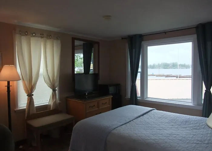 Hills Motel & Marina