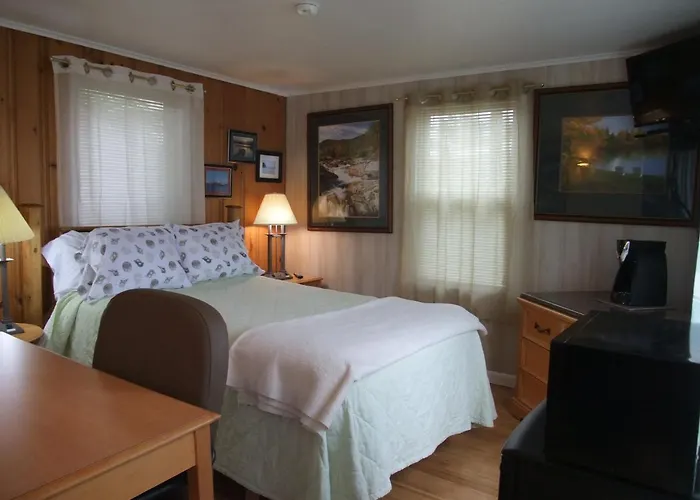 Hills Motel & Marina