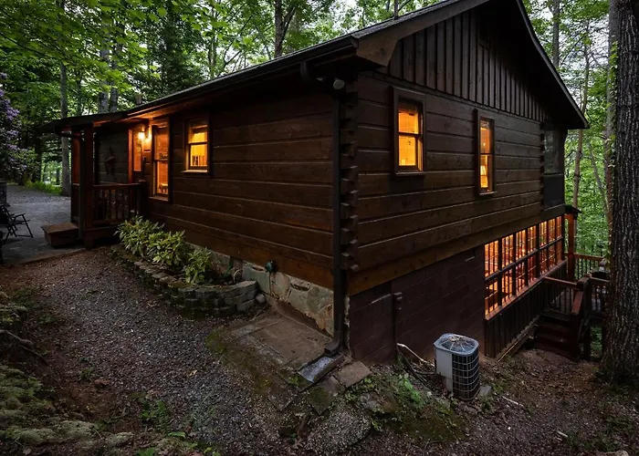 Secluded Sunrise Ridge: Mountain View Retreat with Hot Tub