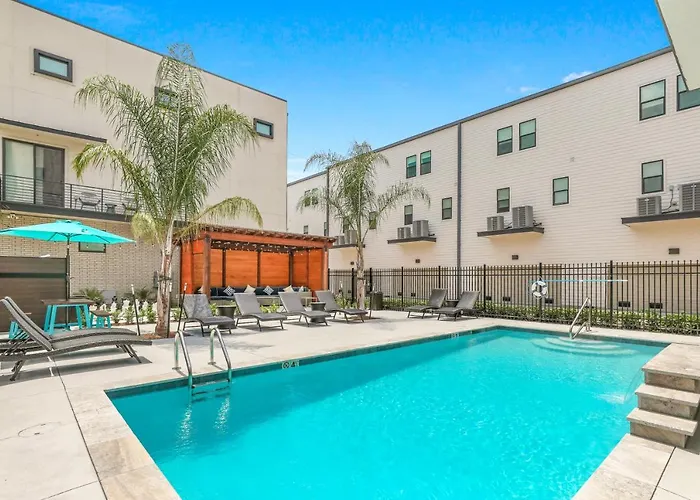 Private Living Villa Near City Hot Spots