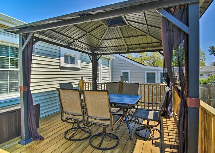 Walk To Swift'S Beach! Classic Cottage W/ Deck