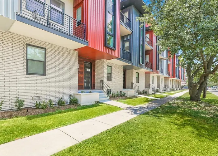 Fully-Furnished Townhouse With Luxury Amenities