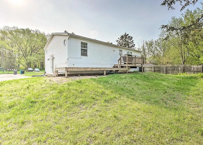 Breezy Coloma Getaway W/ Grill - 1 Mi To Beaches!