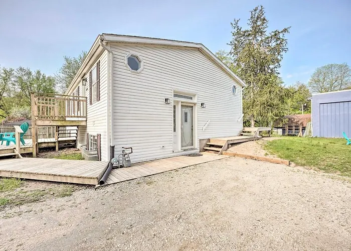 Breezy Coloma Getaway W/ Grill - 1 Mi To Beaches!