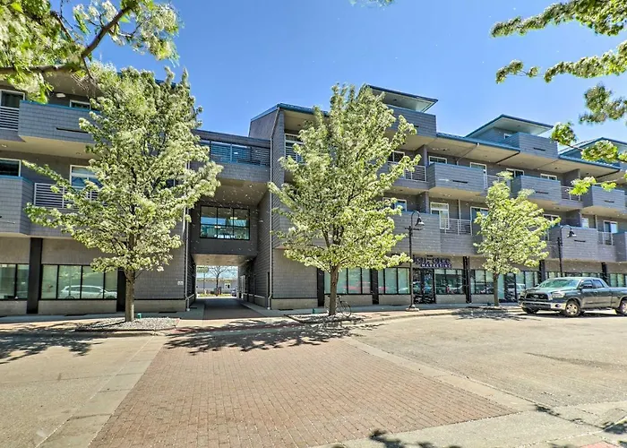 Grand Haven Condo - Walk To Nearby Hot Spots!