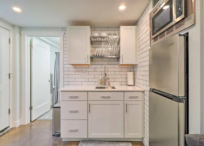 Ski & Hike: Cozy Dtwn Reno Studio W/ Fireplace