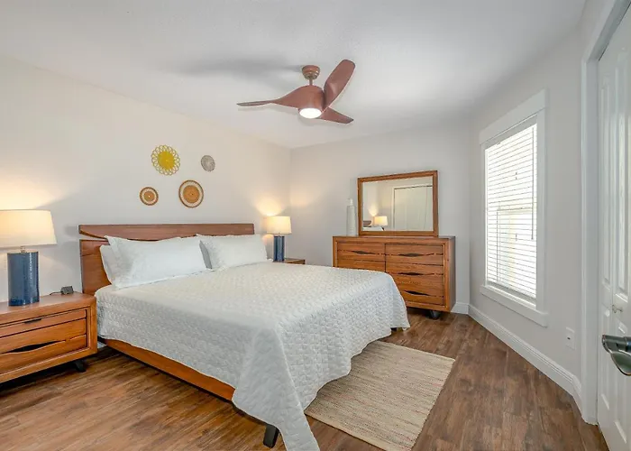 Dog Friendly Home Wprivate Fenced Yard, Garage & Fire Pit Steps To The Beach!