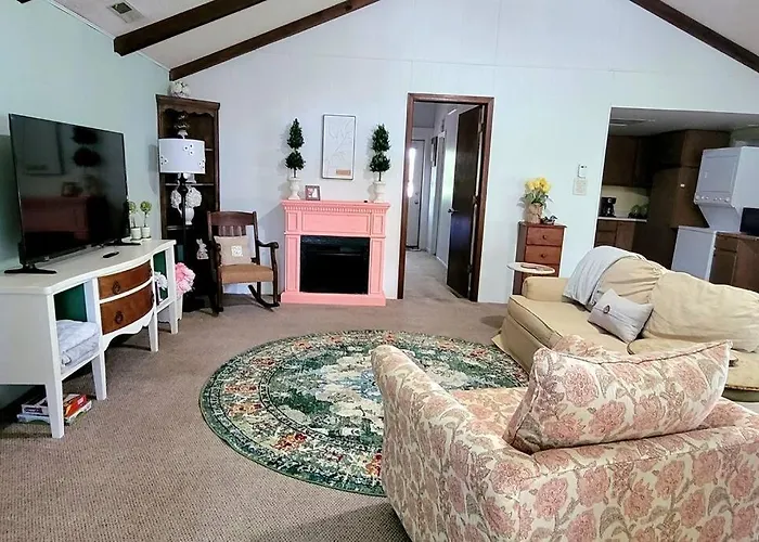 Large 1 Bedroom Cottage, King Bed On The Lake