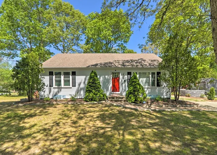 Cape Cod Escape ~ 2 Mi To Beaches & Dining!