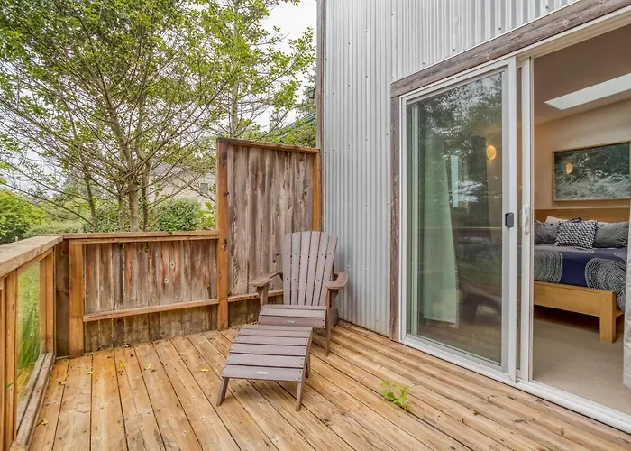 Modern Manzanita Retreat - Meredith Lodging