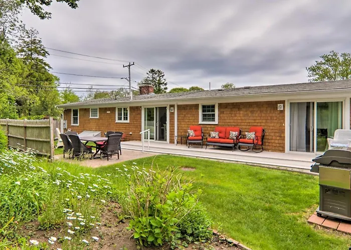 Near Craigville Beach & Main St! Sunny Cottage