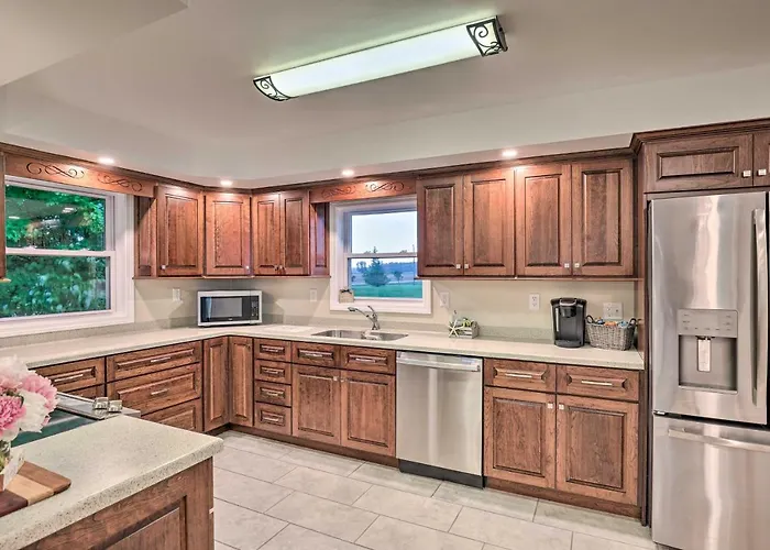 Cozy Seneca Falls Home Close To Cayuga Wine Trail!
