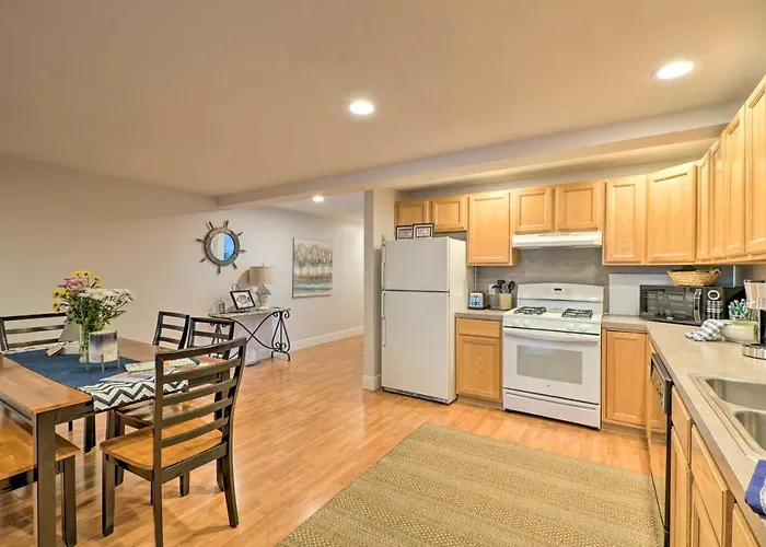 Cute Grand Haven Apartment: Walk Downtown Streets!