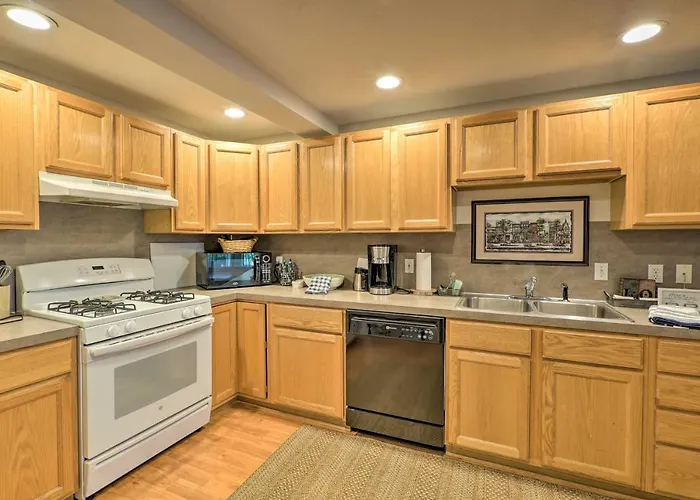 Cute Grand Haven Apartment: Walk Downtown Streets!