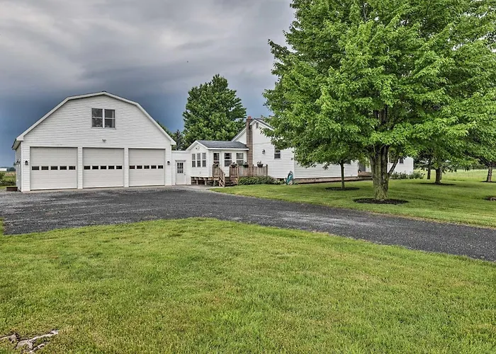 Cozy Seneca Falls Home Close To Cayuga Wine Trail!