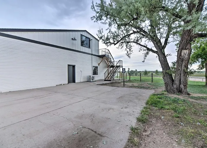 Lovely Barn Loft W/ Mountain Views On Horse Estate