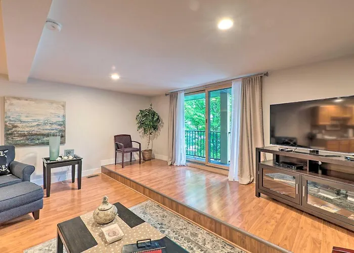 Cute Grand Haven Apartment: Walk Downtown Streets!