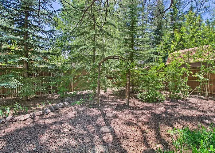 Cozy Forest Retreat! Pet-Friendly Pinetop Cabin