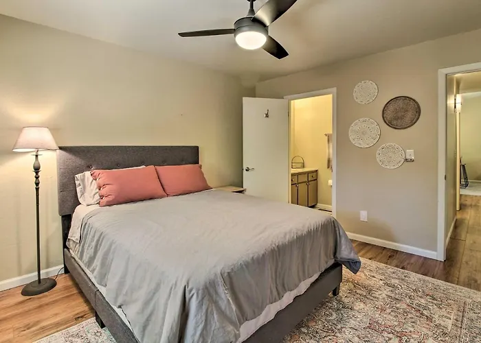 Cozy Forest Retreat! Pet-Friendly Pinetop Cabin