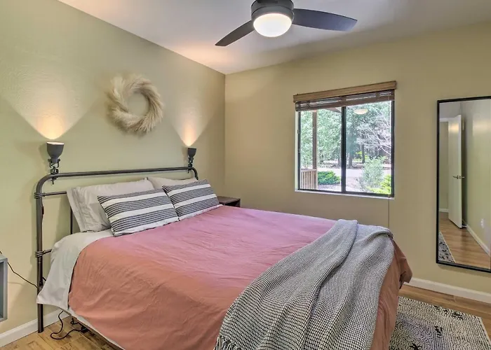 Cozy Forest Retreat! Pet-Friendly Pinetop Cabin