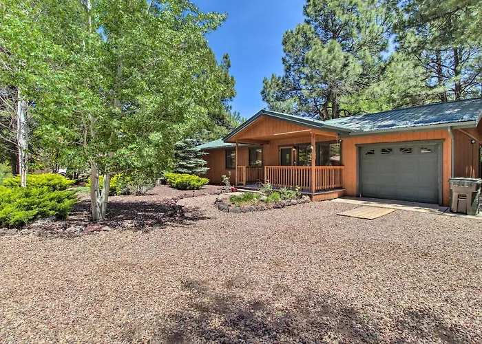 Cozy Forest Retreat! Pet-Friendly Pinetop Cabin