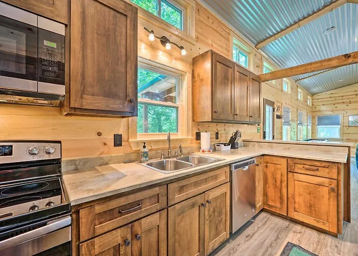 Hot Tub Relaxation! Dreamy Cabin Near Beavers Bend