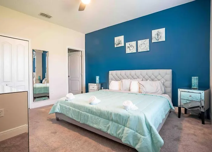 Spacious 6Bdrm Villa Near All The Attractions!!
