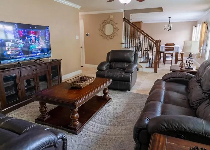 ~~ Big Family Home Near 99 / I10 / Kid Friendly~~