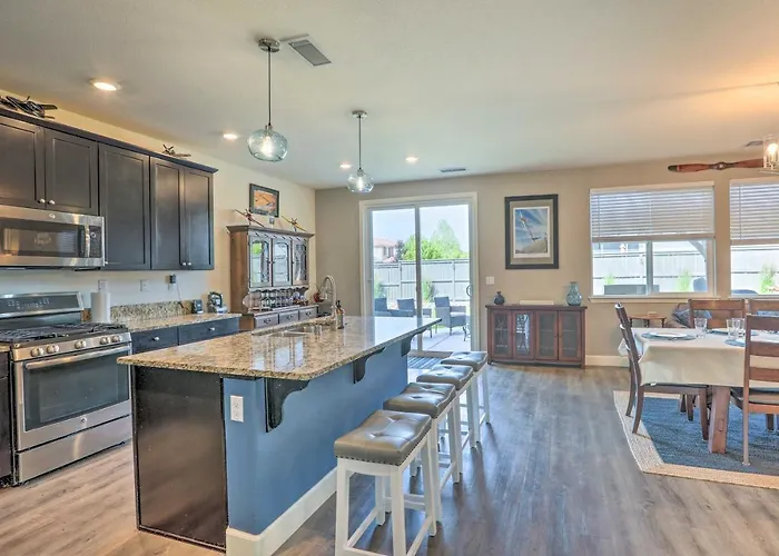 Air Racing Decor, Hot Tub: Sparks Home!