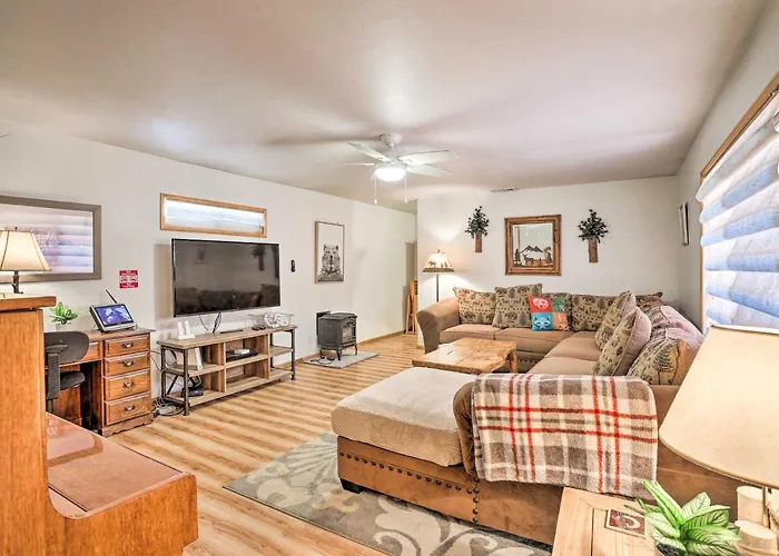 Hot Tub & Deck: Big Bear Gem Near Resorts!
