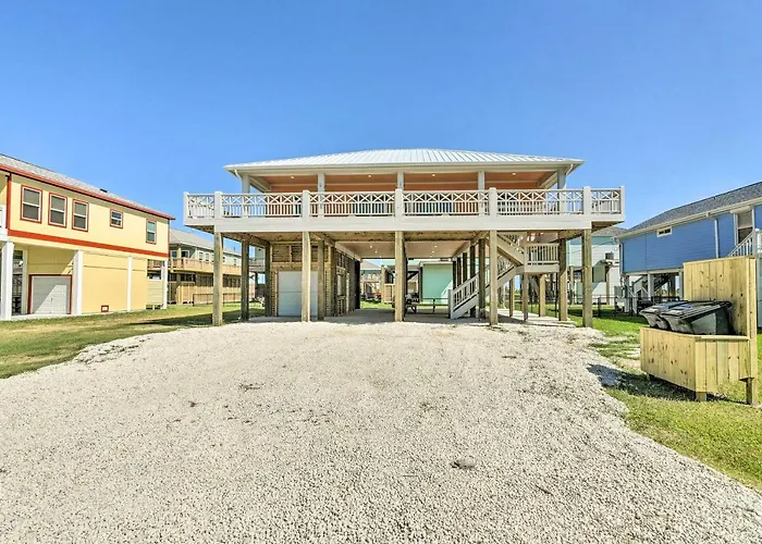 Ocean-View Deck, Walk To Shore: Crystal Beach Gem!