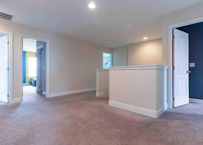 Spacious 6Bdrm Villa Near All The Attractions!!