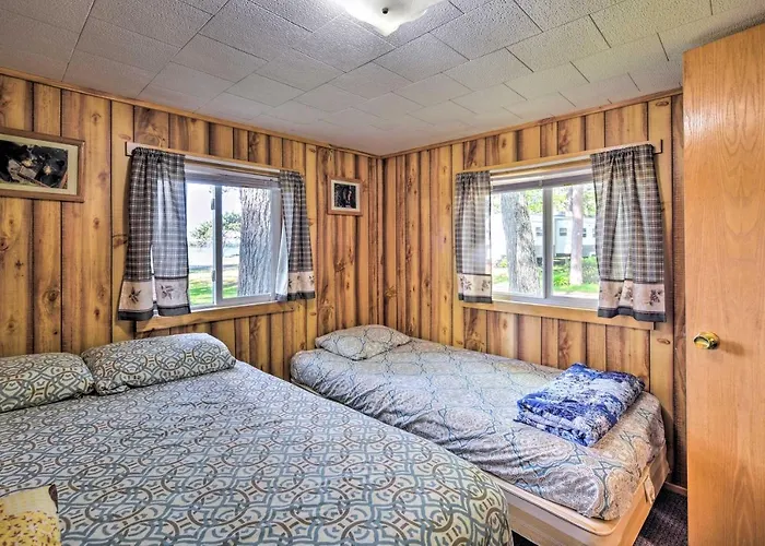 Stone Lake Cabin: Grill & Access To Fishing!