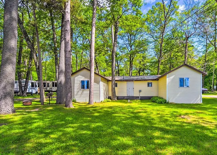 Stone Lake Cabin: Grill & Access To Fishing!