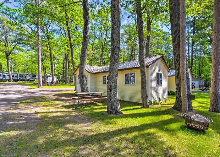 Stone Lake Cabin: Grill & Access To Fishing!