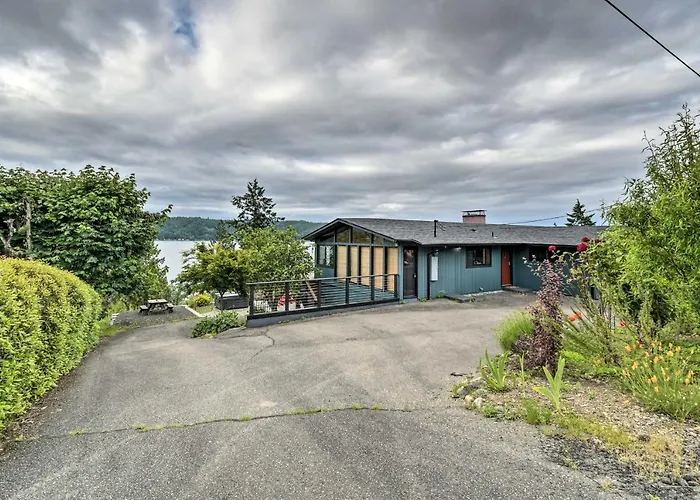 Deck & Sweeping Views: Family Union Home