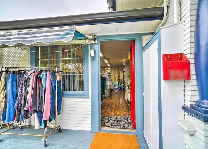 Cozy Carpinteria Apartment: Walkable Location