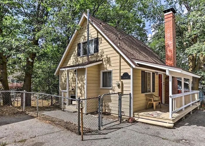 Cozy Crestline Cabin, Close To Lakes, Parks!