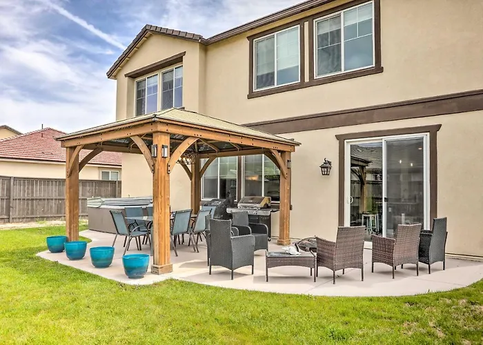 Air Racing Decor, Hot Tub: Sparks Home!