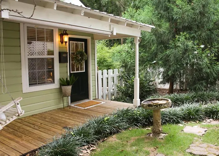 The Greenhouse Cozy Cottage- Walk To Downtown!