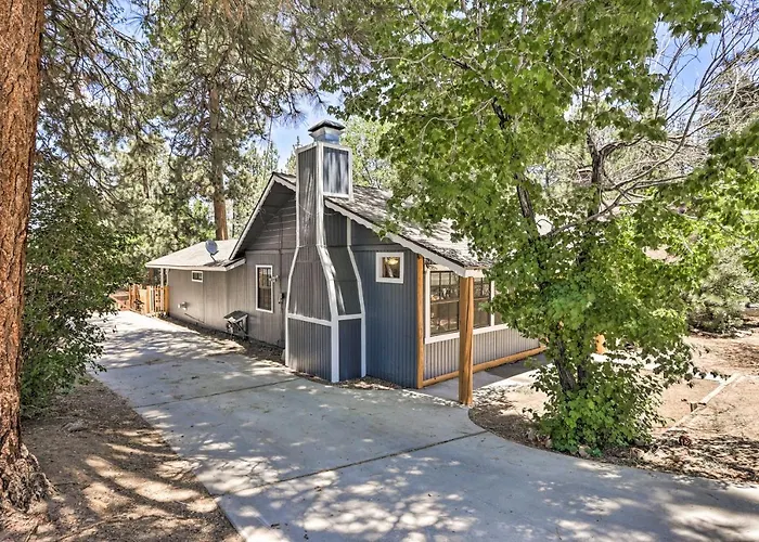 Hot Tub & Deck: Big Bear Gem Near Resorts!