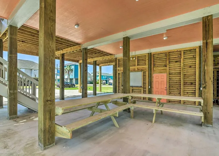 Ocean-View Deck, Walk To Shore: Crystal Beach Gem!