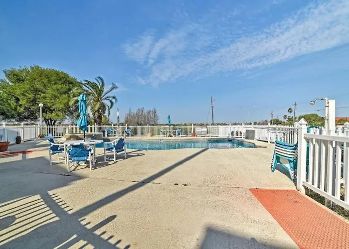 Sunny Padre Island Condo,2 Mi To Beaches, Hot Tub!