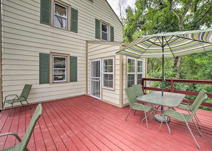 Pet-Friendly Lake Getaway: 1 Block To Beach!