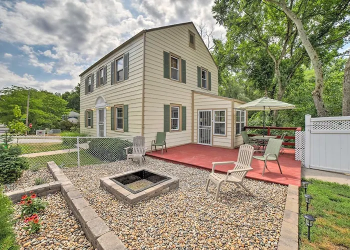 Pet-Friendly Lake Getaway: 1 Block To Beach!