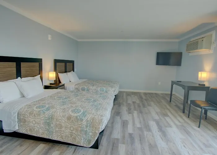 Dhimas Bayview Suites