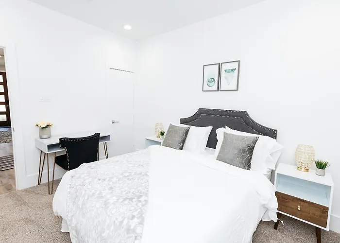 Beautifully Decorated, Modern Downtown Houston Home
