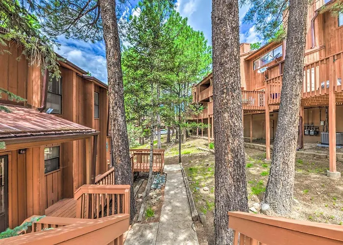 Rustic Ruidoso Retreat Near Shops & Mountains!