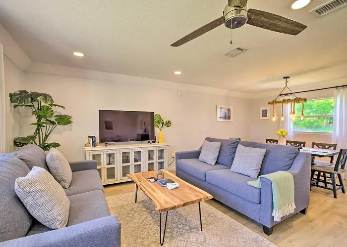 Quiet Satellite Beach Home W/ Lanai, Walk To Beach